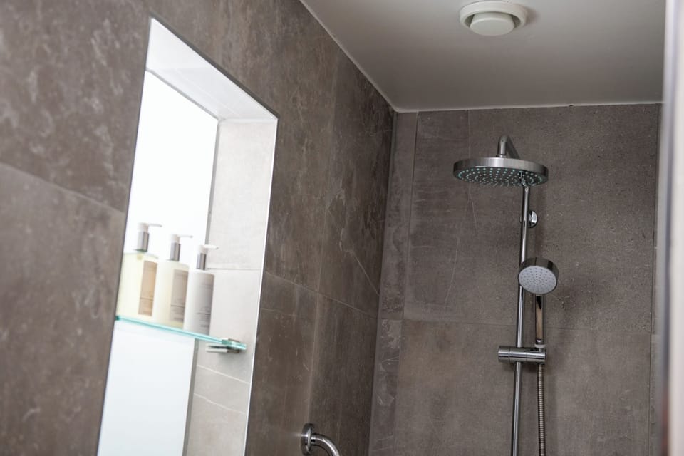 Cosy Double Room | Bathroom | Free toiletries, hair dryer, towels, soap