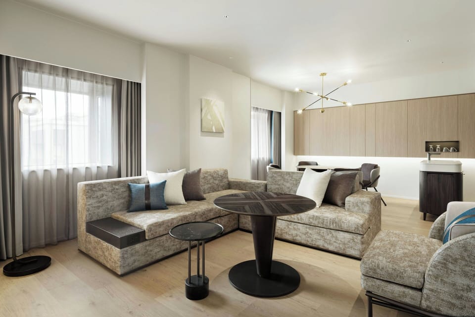 Premium Room, 1 King Bed | In-room safe, iron/ironing board