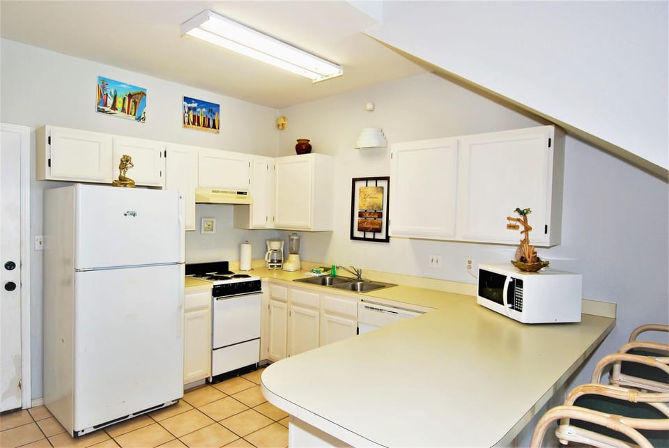 Condo, 2 Bedrooms | Private kitchen | Fridge, microwave, oven, coffee/tea maker