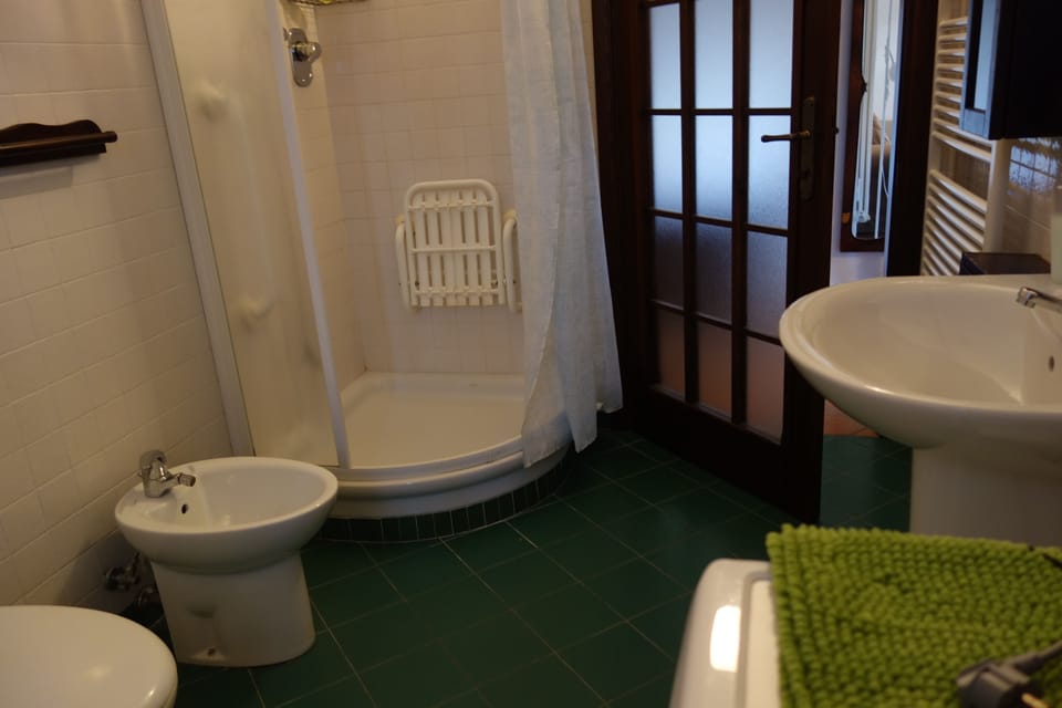 Family Apartment, 2 Bedrooms, Kitchen, Ground Floor | Bathroom | Deep soaking tub, hydromassage showerhead, free toiletries, hair dryer