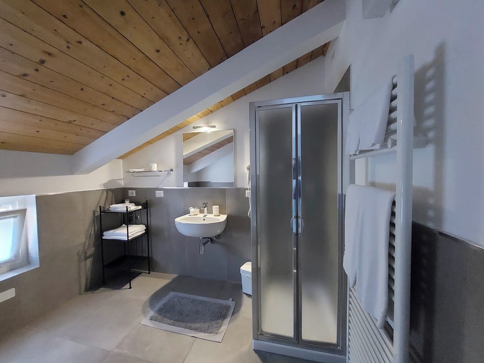 Suite | Bathroom | Shower, rainfall showerhead, free toiletries, bidet