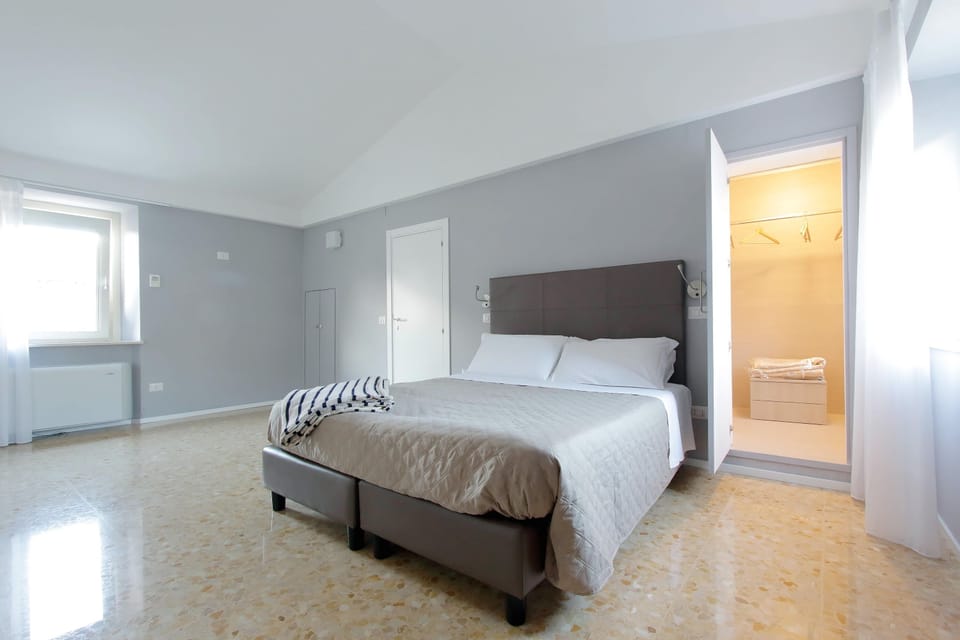 Suite | Down comforters, pillowtop beds, in-room safe, free WiFi