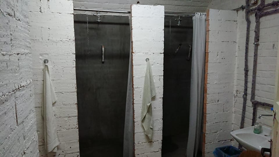 Shower, free toiletries, towels