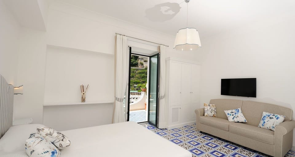 Suite, Balcony | Premium bedding, in-room safe, individually decorated