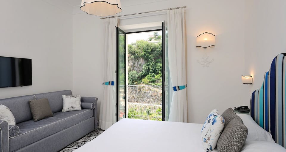 Deluxe Double Room, Jetted Tub | Premium bedding, in-room safe, individually decorated