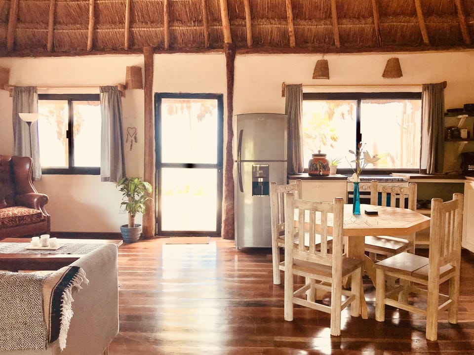 Deluxe Studio Suite, 1 King Bed, Kitchen, Ocean View | Living area