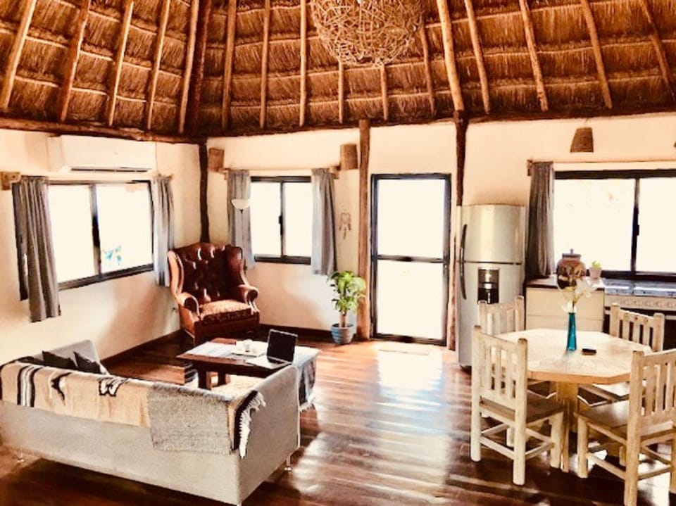 Deluxe Studio Suite, 1 King Bed, Kitchen, Ocean View | Living area