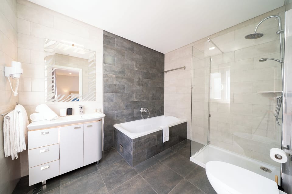 Superior Double Room | Bathroom | Free toiletries, hair dryer, towels