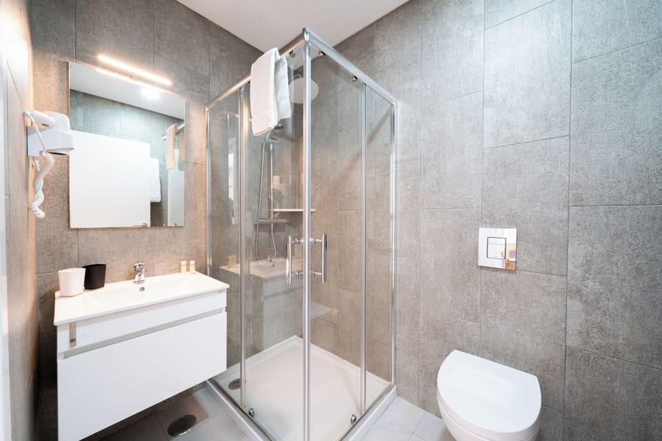 Double Room, Balcony | Bathroom | Free toiletries, hair dryer, towels