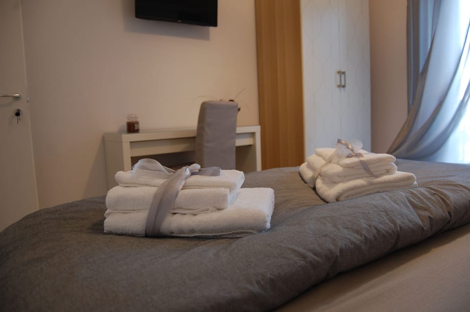 Classic Double Room | 1 bedroom, minibar, in-room safe, desk