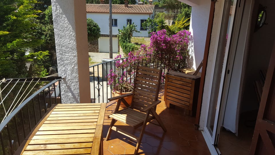 First floor outdoor dining/drinks terrace.