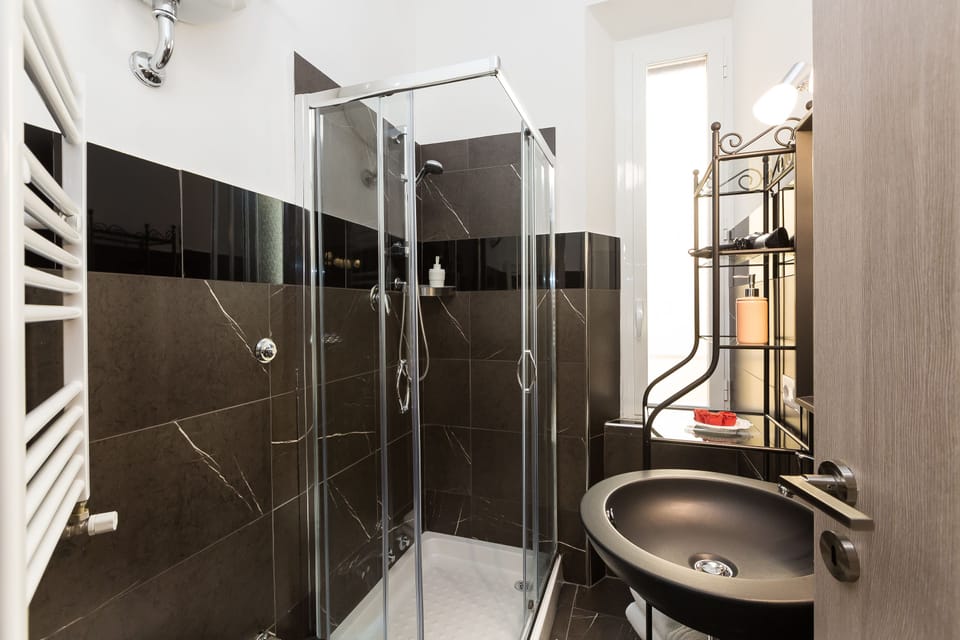 Double or Twin Room (Private External Bathroom) | Bathroom | Shower, rainfall showerhead, free toiletries, hair dryer