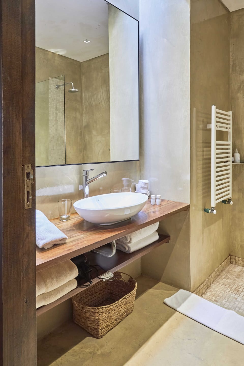 Shower, rainfall showerhead, free toiletries, hair dryer