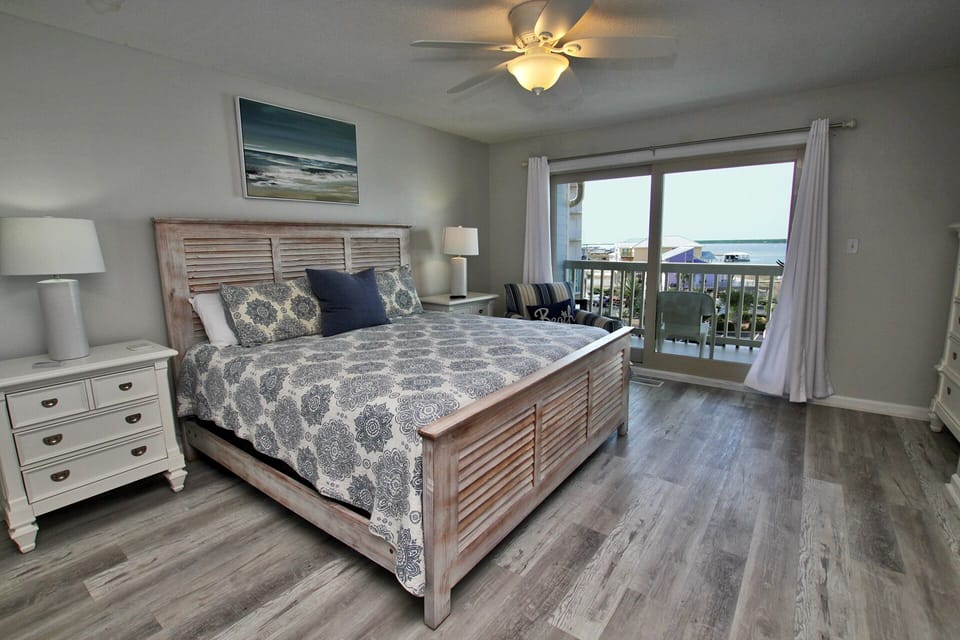Summerhouse West 207B Primary Bedroom with King Bed