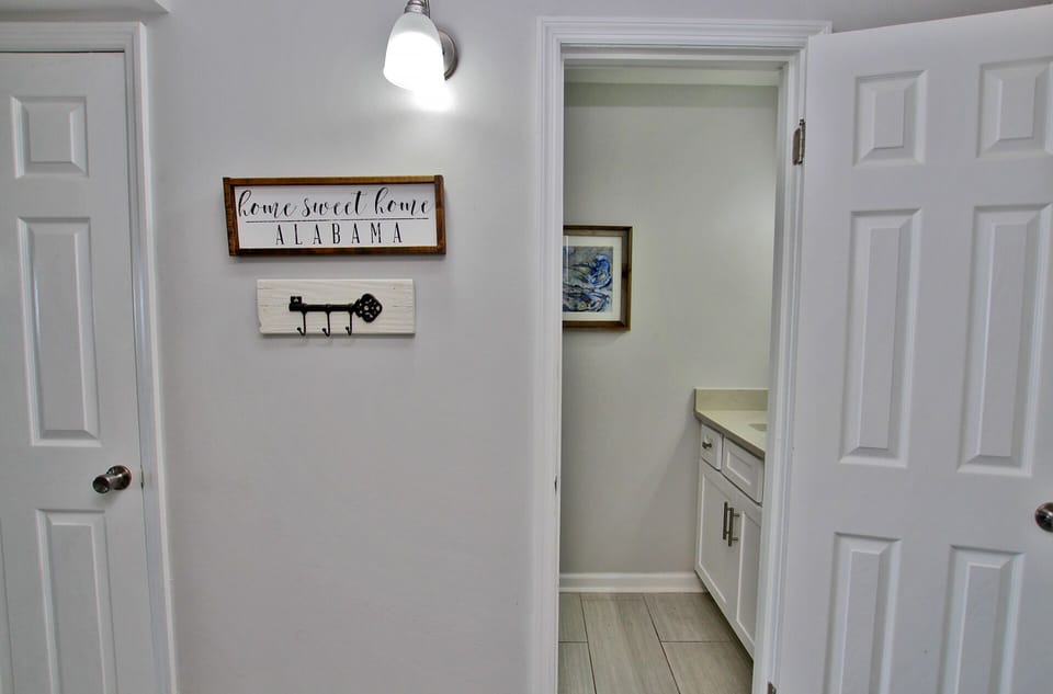 4 - 1st Floor Half Bath (1)