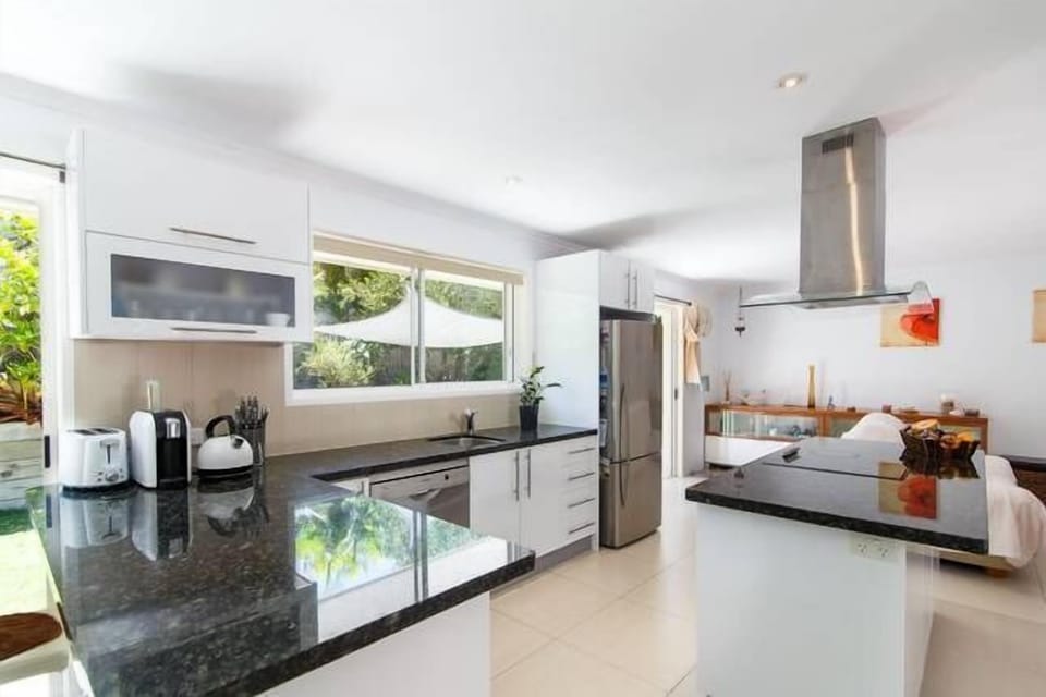 Grantie benchtop kitchen with SMEG cook top and oven (island), Bosch dishwash