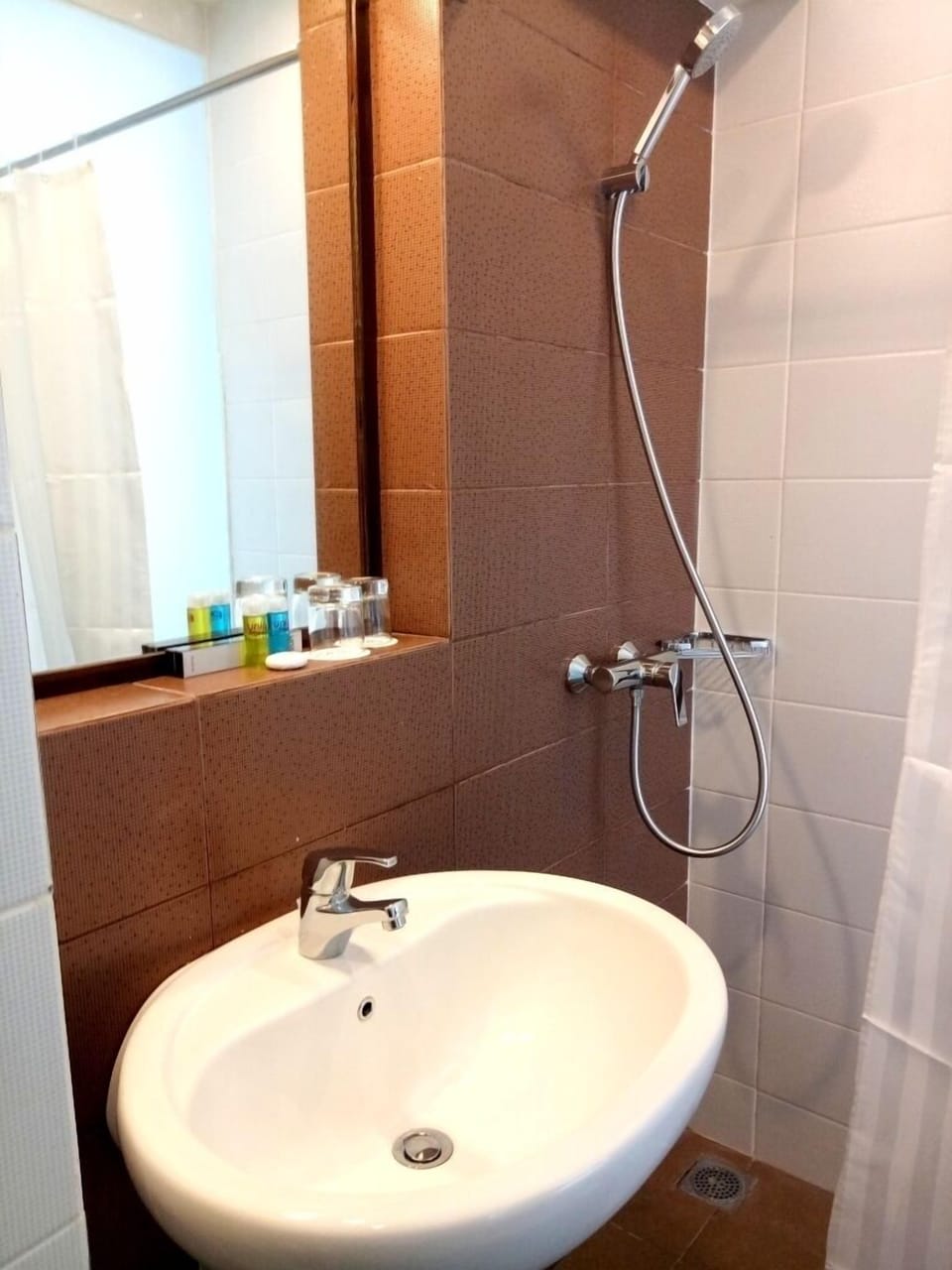 Shower, free toiletries