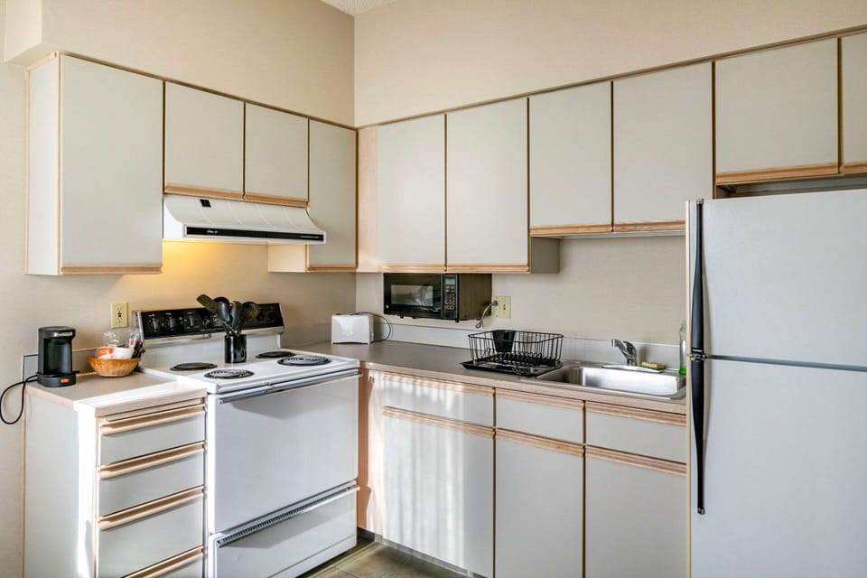 Suite, 1 King Bed with Sofa bed, Non Smoking | Desk, blackout drapes, iron/ironing board, free cribs/infant beds