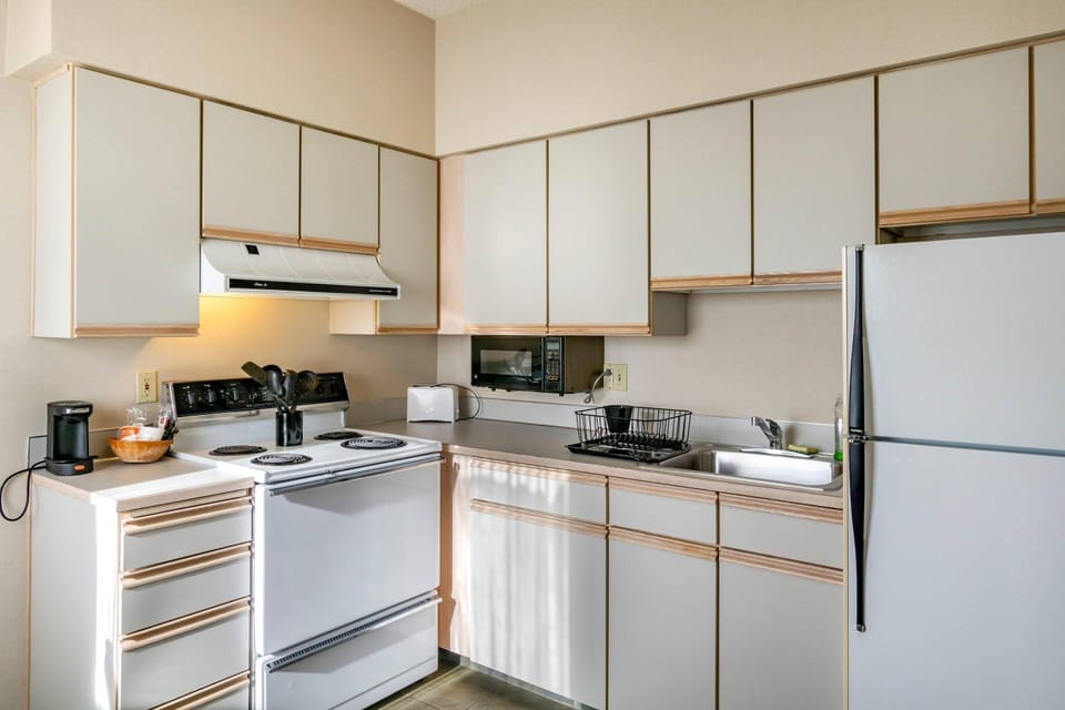 Suite, 1 King Bed with Sofa bed, Non Smoking | Desk, blackout drapes, iron/ironing board, free cribs/infant beds