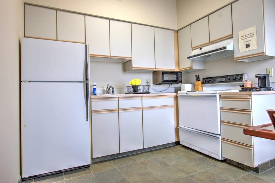 Standard Room, 1 King Bed, Non Smoking | Desk, blackout drapes, iron/ironing board, free cribs/infant beds