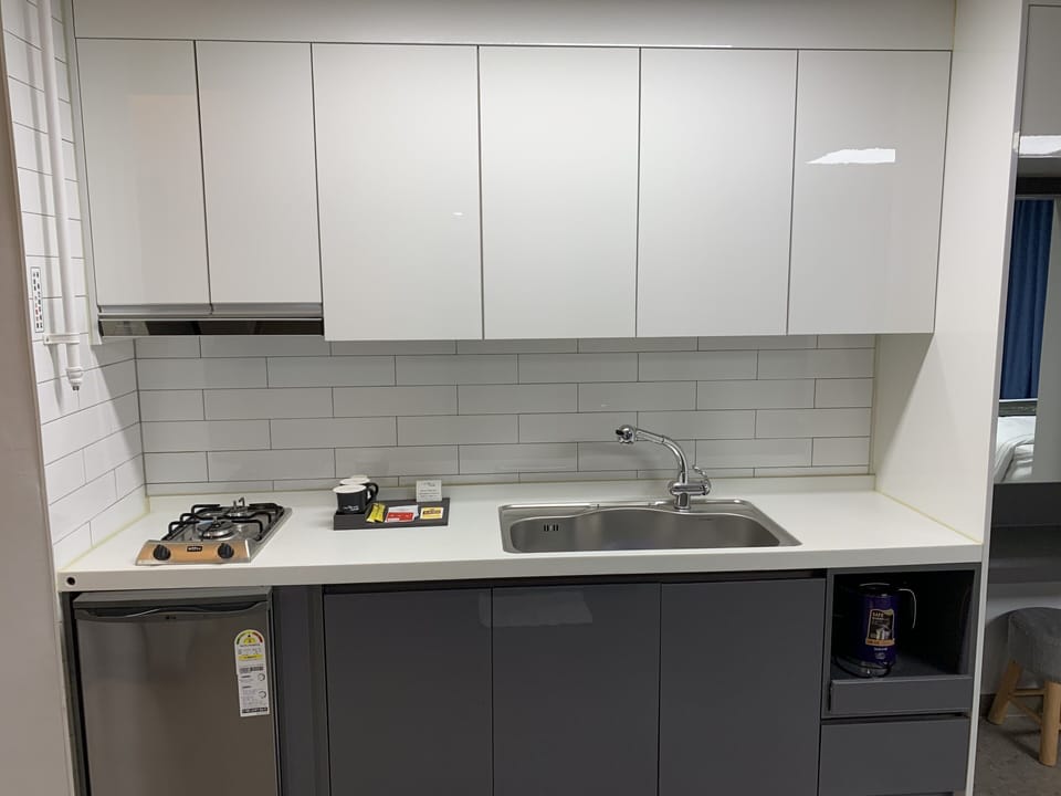 Royal Room | Private kitchen | Mini-fridge, microwave, coffee/tea maker, electric kettle