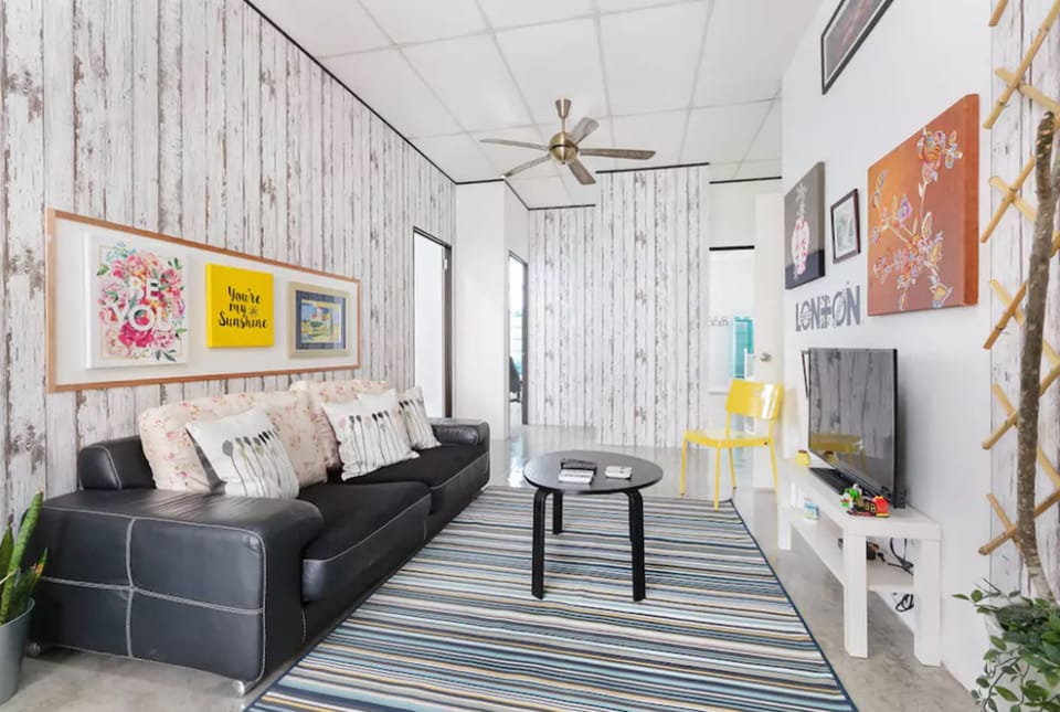Apartment | Living room | Flat-screen TV