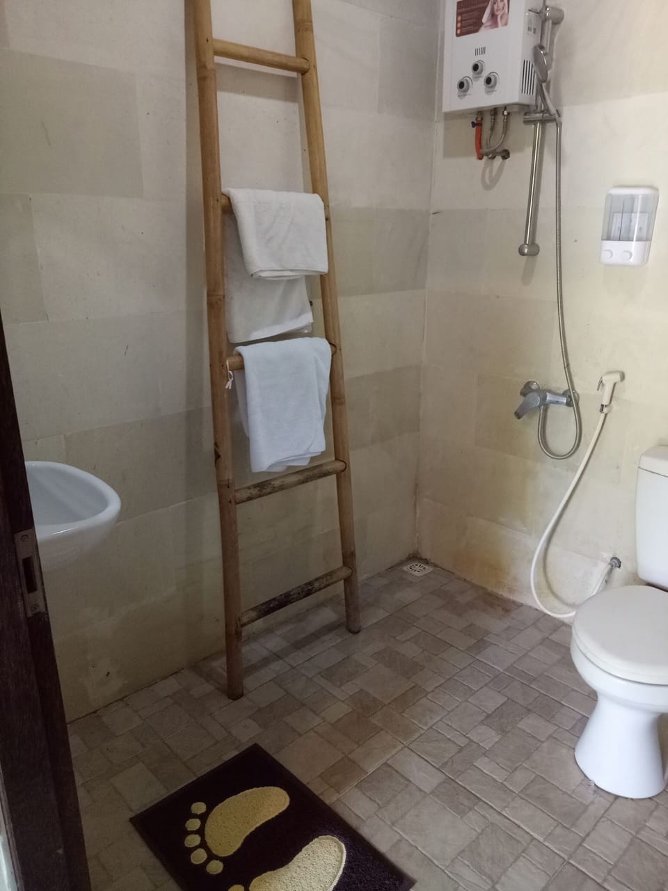 Traditional Bungalow, 1 Bedroom | Bathroom | Shower, free toiletries