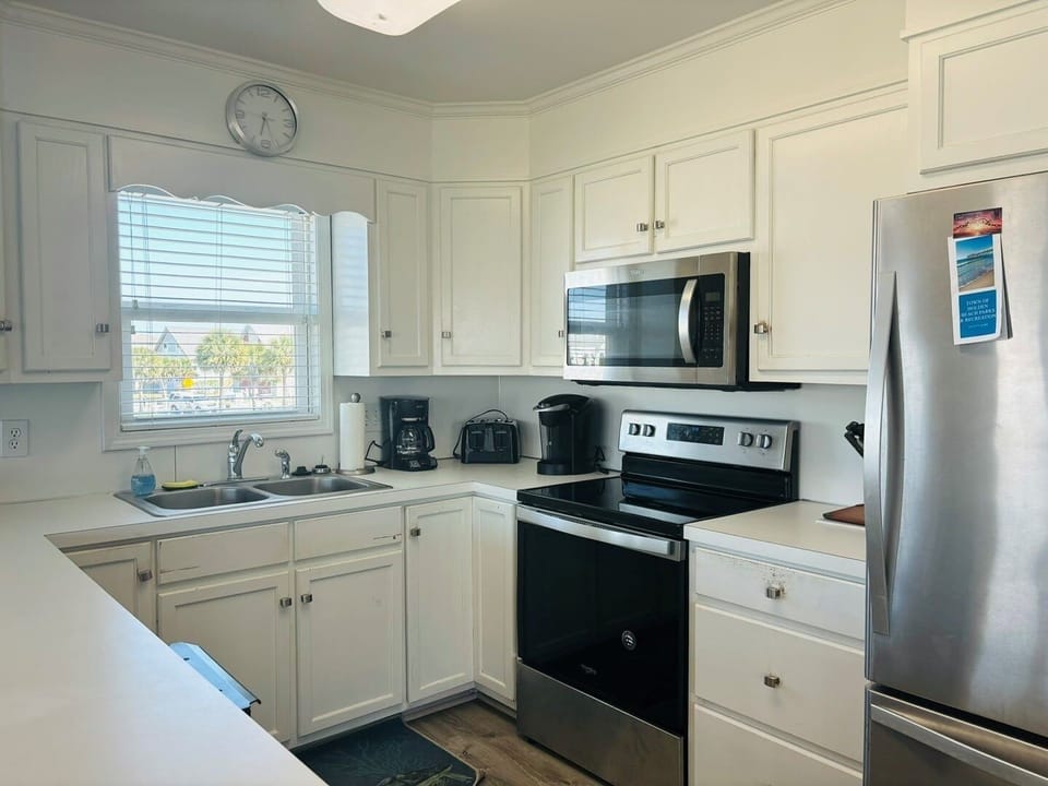 House, 4 Bedrooms | Private kitchen | Fridge, microwave, oven, dishwasher