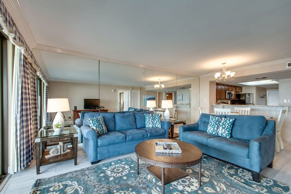 Condo, 2 Bedrooms | Living room | Smart TV