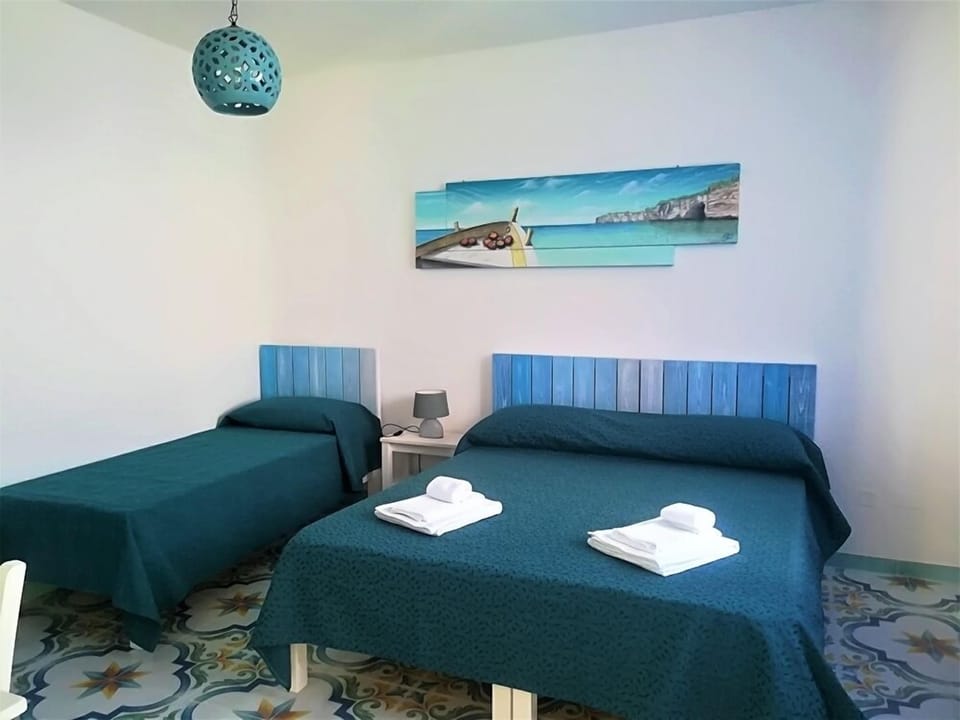 Triple Room | Desk, free WiFi, bed sheets