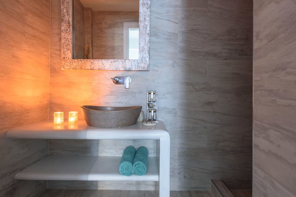 Shower, rainfall showerhead, free toiletries, hair dryer