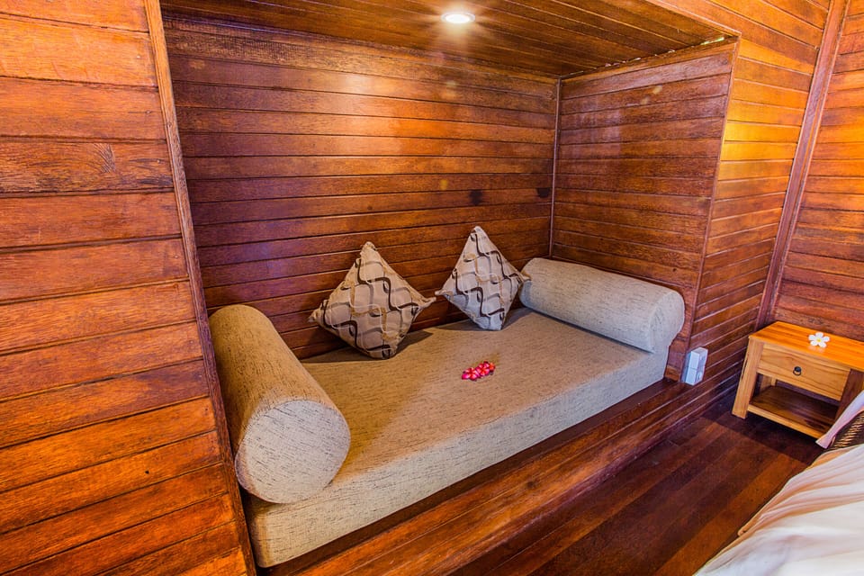 Deluxe Cottage | Minibar, in-room safe, desk, soundproofing