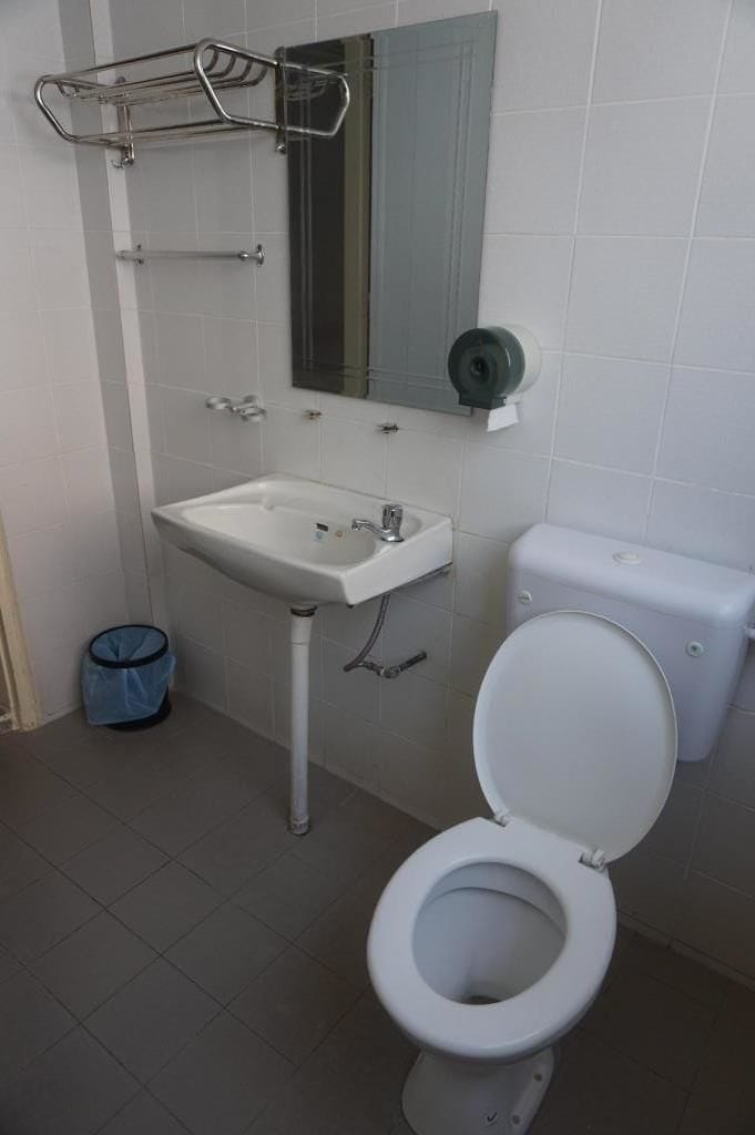 Shower, free toiletries, towels