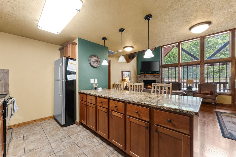 Cabin, 6 Bedrooms | Private kitchen | Coffee/tea maker, fridge, microwave, oven
