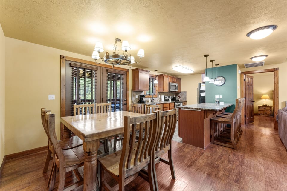 Cabin, 6 Bedrooms | Dining