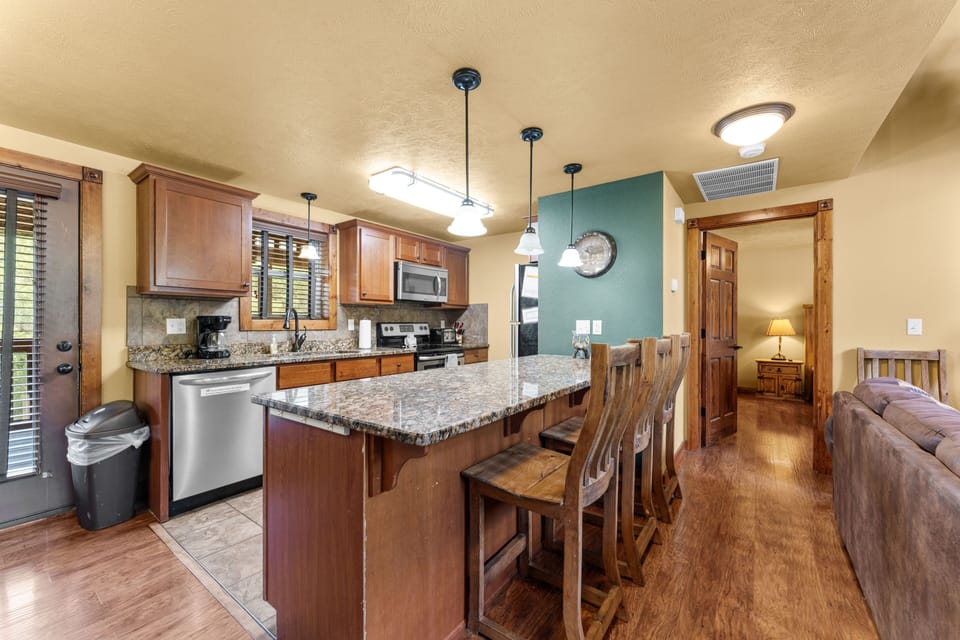 Cabin, 6 Bedrooms | Private kitchen | Coffee/tea maker, fridge, microwave, oven