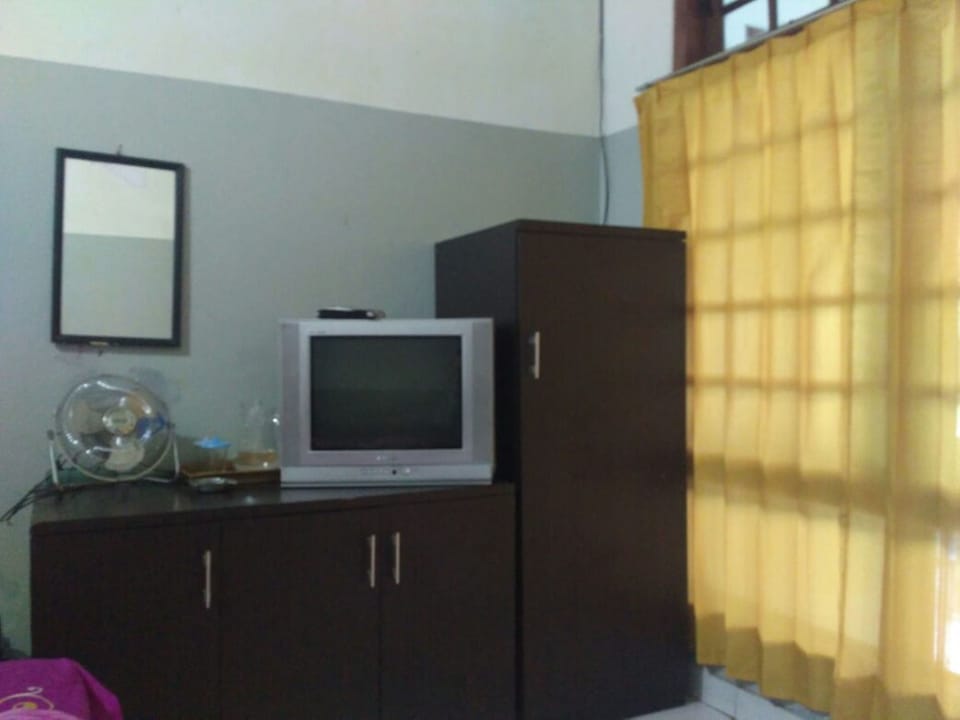 Basic Double Room | Desk, free WiFi, bed sheets