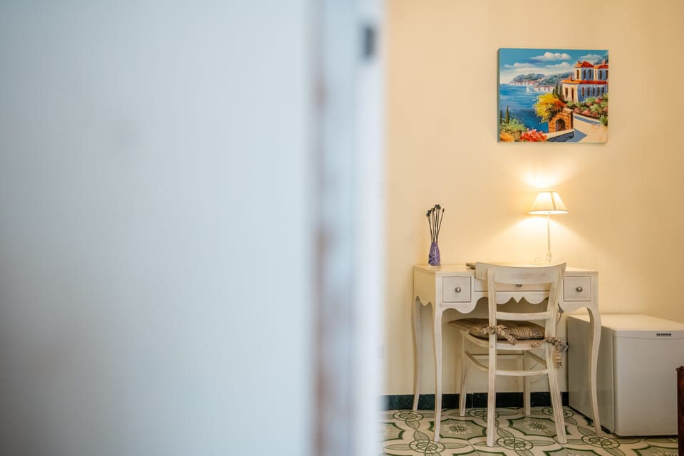 Double Room (Verde) | Down comforters, individually decorated, individually furnished, desk