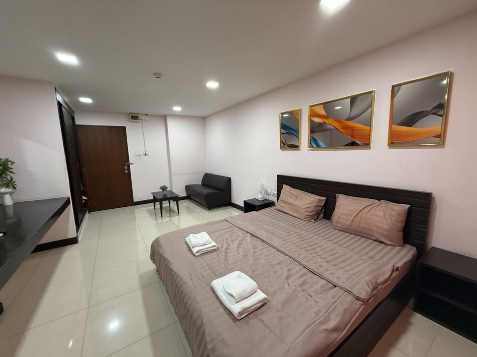 Studio | Individually decorated, desk, blackout drapes, free WiFi