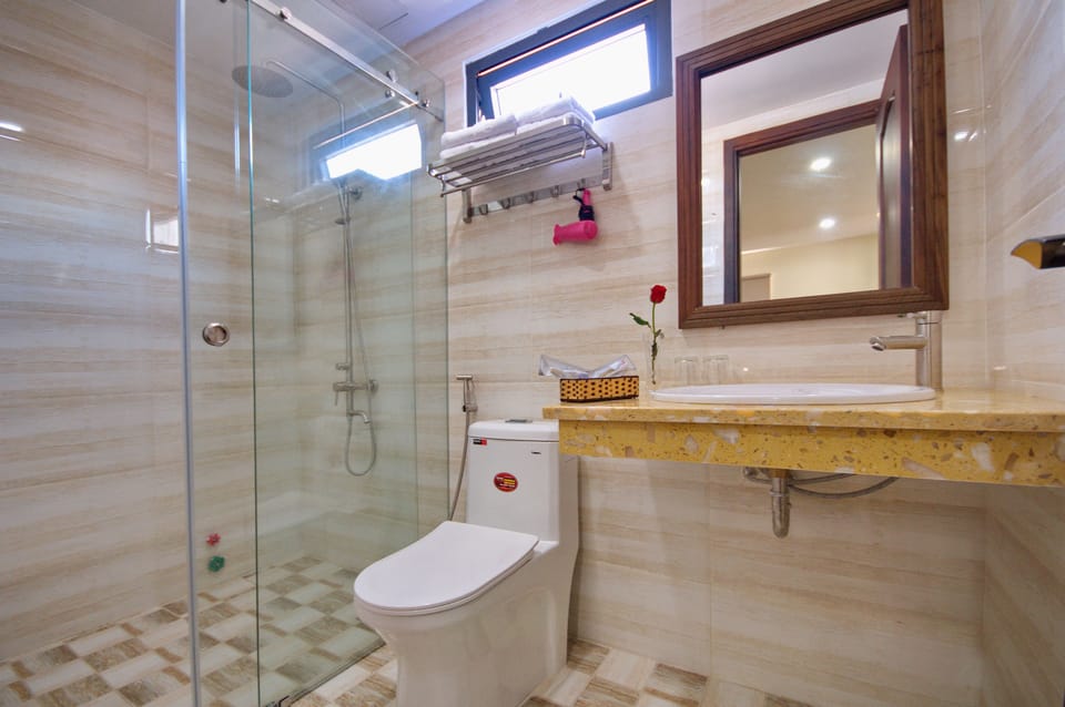 Shower, rainfall showerhead, free toiletries, hair dryer
