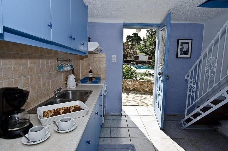 Fridge, oven, stovetop, coffee/tea maker