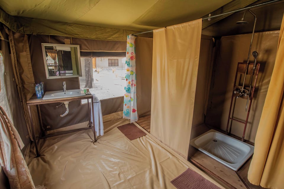 Shower, rainfall showerhead, free toiletries, slippers