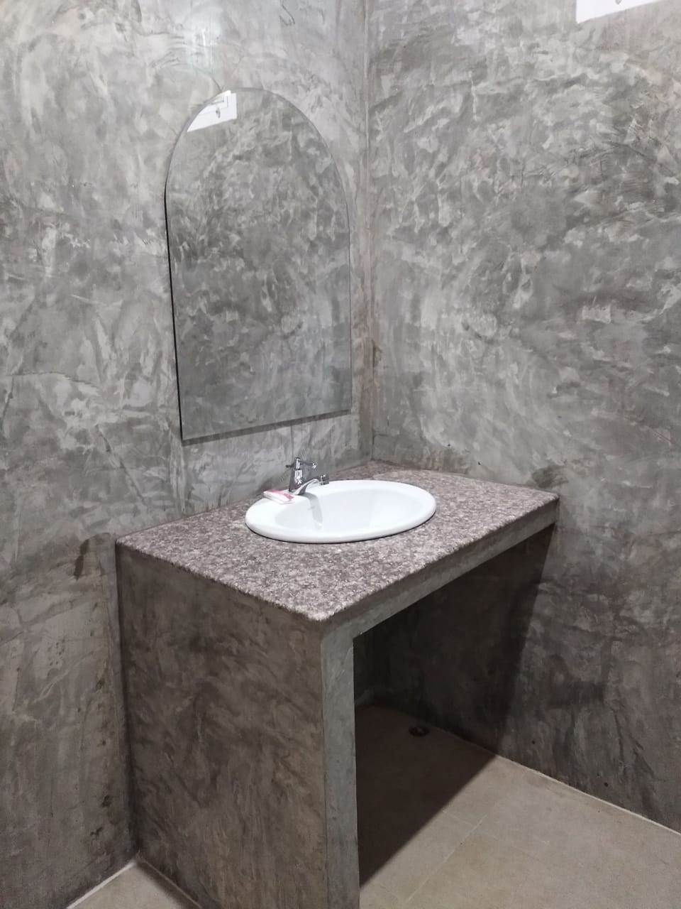 Standard Quadruple Room | Bathroom sink