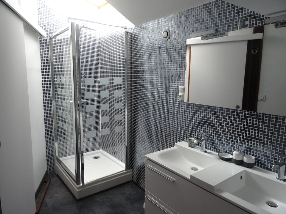 Family Suite (Suite Royal Kandyen) | Bathroom | Shower, free toiletries, hair dryer, towels