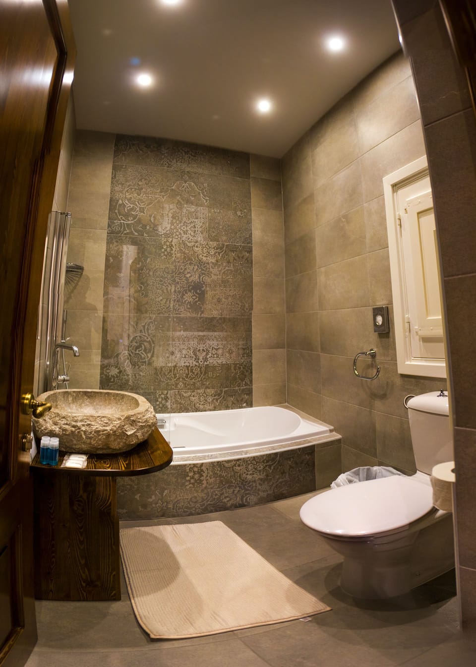 Superior Double Room, City View | Bathroom | Combined shower/tub, free toiletries, hair dryer, towels