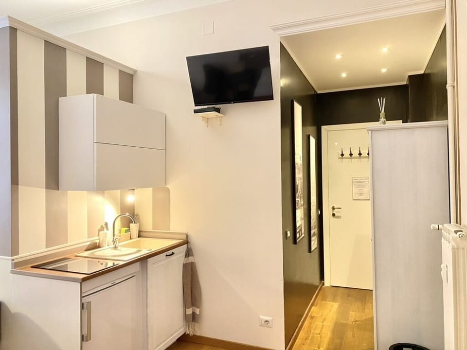 Triple Room | Private kitchen | Full-size fridge, microwave, stovetop, espresso maker