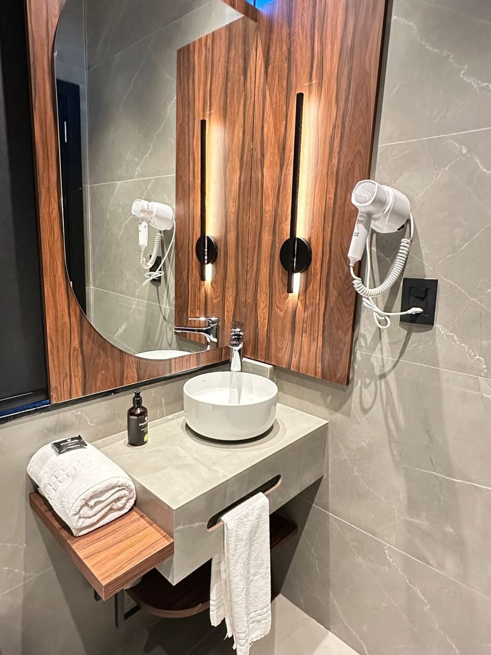 Shower, free toiletries, hair dryer, towels