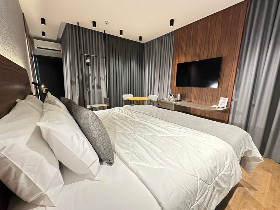 Premium bedding, minibar, desk, blackout drapes