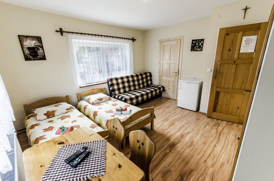 Family Townhome, 3 Bedrooms | Premium bedding, iron/ironing board, free WiFi, bed sheets