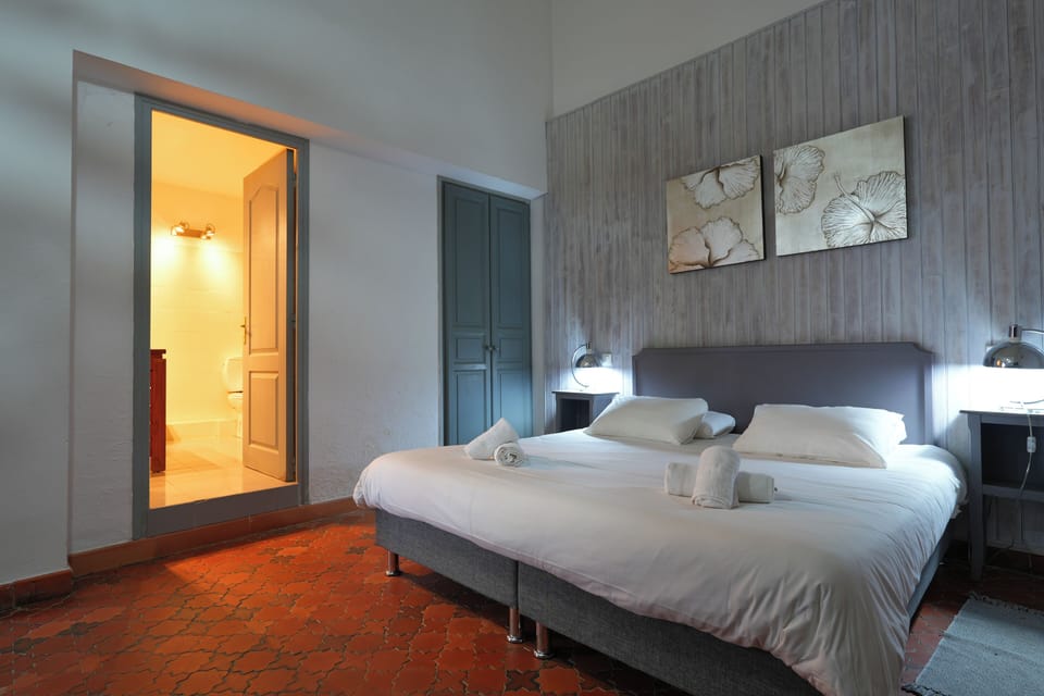 Comfort Room | Minibar, in-room safe, desk, blackout drapes